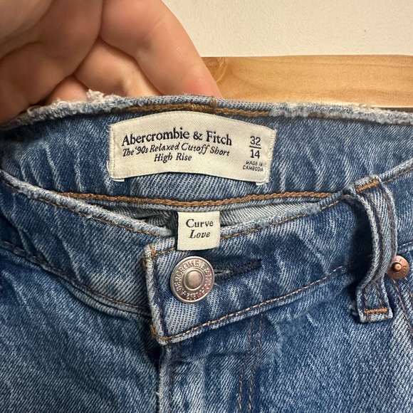 Abercrombie & Fitch Curve Love 90’s Relaxed Cutoff Shorts in High Rise - 32 - Picture 4 of 4